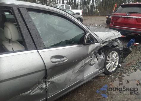 2009 Mercedes-Benz C 300 Luxury 4Matic/Sport 4Matic z USA, uszkodzony, nr VIN WDDGF81X69R083231